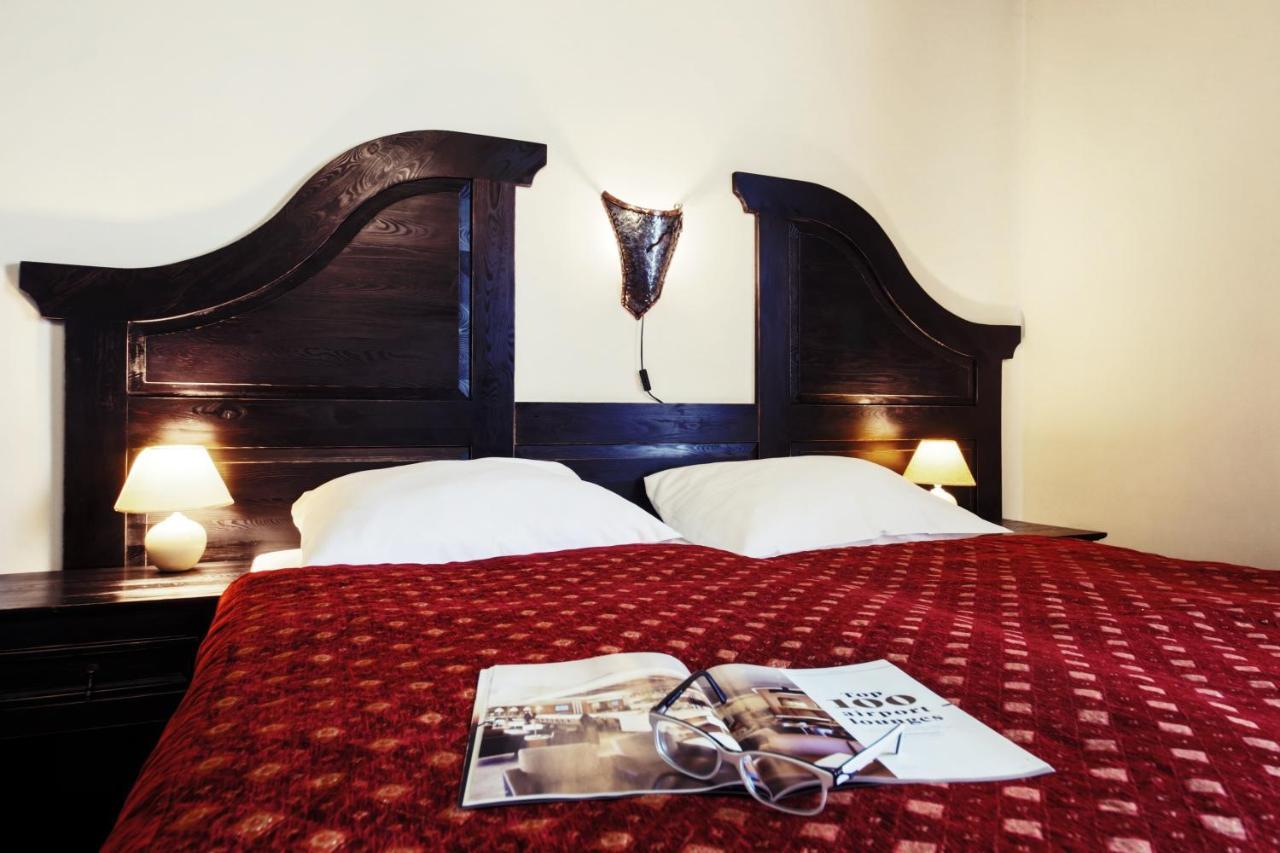 Hotel Kasztel Rzezawa Esterno foto