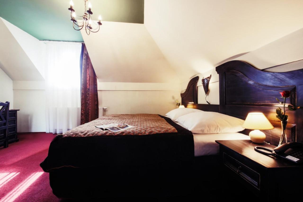 Hotel Kasztel Rzezawa Esterno foto
