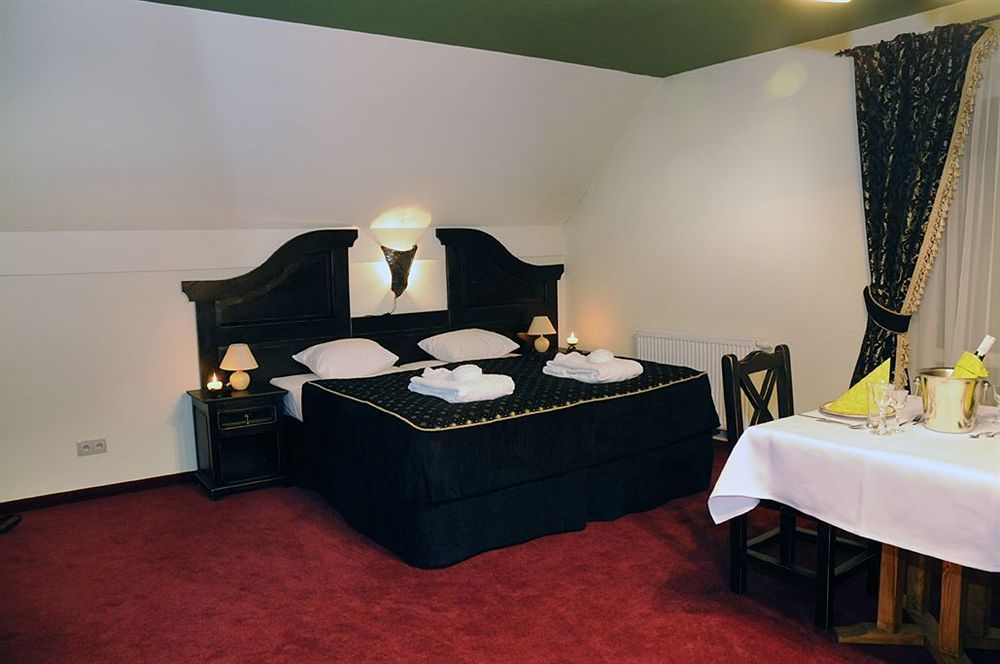 Hotel Kasztel Rzezawa Esterno foto
