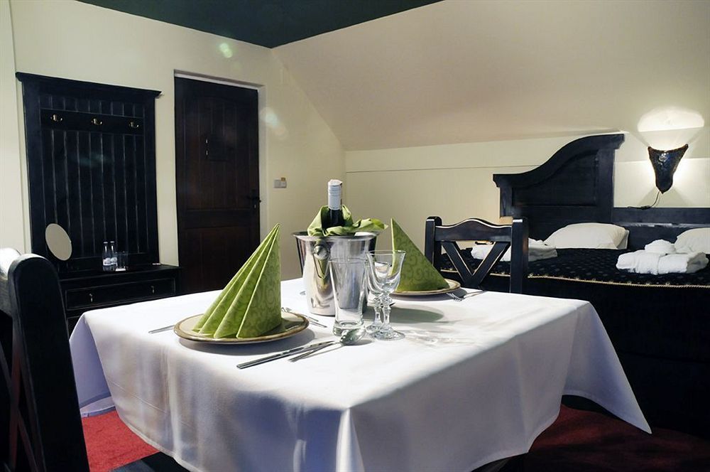 Hotel Kasztel Rzezawa Esterno foto